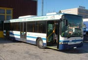 Der wieder zurückgebrachte Bus beim Depot. (Bild Zuger Polizei)