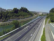 Atelierbauten unterhalb des Autobahnviadukts Lochhof - Reussegg: Davon hält der Luzerner Stadtrat nichts. (Bild: René Meier (Luzern, 8. Juni 2014))