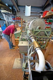 Wachszieher Toni Arnold hat den Extruder gestartet. Die Maschine presst das Wachs unter Druck in eine Zylinderform. (Bild Dominik Wunderli)