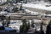 Die Gotthardpassstrasse zwischen Göschenen und Andermatt musste wegen eine drohenden Felssturzes gesperrt werden. (Bild: Keystone / Alexandra Wey)