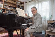 Neben der Musik bald mehr Zeit für Ferien, Kochen und ein Glas Wein: Peter Sigrist am Flügel in seinem Haus in Luzern. (Bild: Dominik Wunderli)