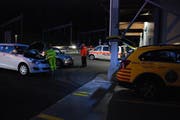 Die Polizei kontrollierte diverse Autos. (Bild Kapo Schwyz)