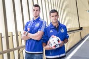 Die beiden neuen Spieler des FC Luzern, fotografiert in der Swissporarena: Tomi Juric (links) und Ricardo Costa. (Bild Manuela Jans-Koch)