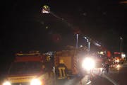 Mit der Autodrehleiter der Küssnachter Feuerwehr suchte man die Unglücksstelle von oben ab. (Bild: Geri Holdener, Bote der Urschweiz)