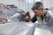 Ein Ingenieur der Ruag in Emmen bei der Arbeit. (Symbolbild Archiv/Neue LZ)