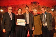 Skulpturenpark Ennetbürgen: Die Künstlerin Maria Zgraggen und Vertreter der Stiftung Skulptur Urschweiz. (Bild: PD)