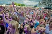 Publikum säumt den Schwanenplatz am Luzerner Fest im Jahr 2015. (Bild: Pius Amrein)