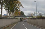 Die SBB-Brücke über die Südstrasse muss mit einem Schutzgerüst gesichert werden. (Bild: Google Maps)