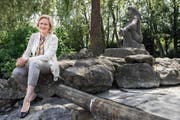 Birgit Aufterbeck Sieber, Präsidentin der Stiftung Luzerner Theater, auf dem Inseli. Daneben soll die Salle Modulable gebaut werden. (Bild Boris Bürgisser)