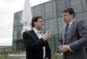 Der Zuger Regierungsrat Beat Villiger (links) im Gespräch mit Pascal Brenneisen, Leiter Novartis Schweiz, vor dem Novartis-Gebäude in der Suurstoffi. (Bild: Werner Schelbert / Neue ZZ)