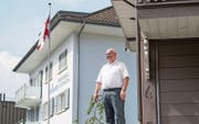 40 Jahre im Dienst der Gemeinde: Erwin Bucher zwischen seiner Wohnung und dem Gemeindehaus. (Bild: Nadia Schärli (Werthenstein, 23. Juni 2017))
