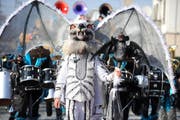 Die Guggenmusig Lüütertüter Hildisrieden, Raddle Returns, am Fasnachtsumzug in Hochdorf. (Bild Eveline Bachmann/Neue LZ)