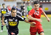 Luzerns Dejan Sorgic gegen Thuns Ervin Gashi. (Bild EQ)