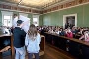 Einen Schauplatz für politische Anliegen von Jugendlichen gibt es bereits: Der Jugendpolittag im Regierungsgebäude. Das Bild stammt vom 17. März 2016. (Bild: Maria Schmid / Neue ZZ)