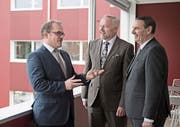 Die Führung der Obwaldner Kantonalbank, von links nach rechts: Direktor Bruno Thürig, Präsident Daniel Dillier und der stellvertretende Direktor Hans-Ruedi Durrer. (Bild: Corinne Glanzmann (Sarnen, 20. Februar 2018))