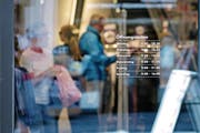 Im Kanton Luzern müssen Geschäfte – im Bild Charles Vögele an der Hertensteinstrasse – am Samstag um 16 Uhr schliessen. (Bild: Corinne Glanzmann (Luzern, 20. Juli 2017))