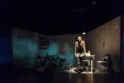Junge Menschen, die alles Geschehen als unverbindliche Events sehen: Theater Rostfrei rechnet mit der heutigen Generation ab. (Bild: PD)