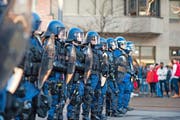 Polizeieinsatz an einer illegalen Anti-WEF-Demonstration in Zug. Bild: Dominik Wunderli (23. Januar 2016)