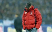 Peter Stöger nach dem Schlusspfiff am Samstag: Bereits vor dem Spiel war seine Entlassung fix. (Bild: Ina Fassbender/Keystone (Gelsenkirchen, 2. Dezember 2017))
