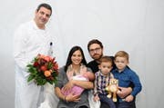 Patrick Rittmann, Leitender Arzt der Frauenklinik, gratuliert den glücklichen Eltern Larissa und Ratko Spasova zur Geburt von Teodora Elena. (Bild: PD)
