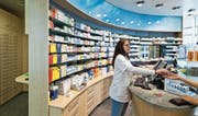 Eine Mitarbeiterin der Apotheke Wyss in Baden bedient Kunden: Ein Viertel der Apotheken in der Schweiz kämpft inzwischen ums Überleben. (Bild: Gaëtan Bally/Keystone (13. Juli 2012))