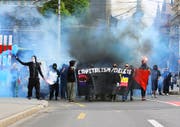 Vermummte Demonstranten, die auf ihrem bewilligten Zug durch die Stadt Luzern am vergangenen Samstag verbotenes Feuerwerk am Bahnhofplatz zünden. (Bild: Leserbild)