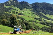 Grabarbeiten im Gebiet Obermatt und Burggeist: Die Stromleitungen werden neu in den Boden eingezogen. (Bild: PD)