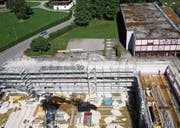 Noch ist die neue Dreifachhalle an der Kantonsschule im Bau.