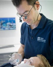 Yann Deleurant, Präsident der Luzerner Zahnärzte-Gesellschaft (LZG), bei der Arbeit mit einem Patienten. (Bild: Pius Amrein / Neue LZ)
