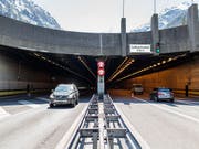 Noch ein Loch: Laut einer Umfrage spricht sich eine Mehrheit für den Bau einer zweiten Röhre am Gotthard aus. (Bild: KEYSTONE/GAETAN BALLY)