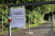 Polizei-Fahndungsaufruf nach der Vergewaltigung am Tatort beim Dammweg in Emmen. (Bild: Keystone / Alexandra Wey)