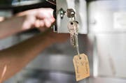 Sieben Kantone, darunter Zug und Nidwalden, kennen die Formularpflicht. Nun will der Bundesrat, dass in der ganzen Schweiz die Vormiete transparent gemacht wird. (Symbolbild: Christian Beutler / Keystone)