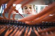 Ein Elektroniker-Lehrling bei seiner Arbeit. (Bild: Getty)