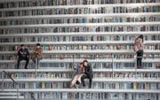 Die Tianjin-Binhai-Bibliothek in China umfasst eine Fläche von 33 700 Quadratmetern. (Bild: EPA/Roman Pilipey (Tianjin, 30. November 2017))