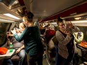 Die Handys sind bei den ersten Passagieren im neuen Gotthard-Tunnel omnipräsent. Neben Selfies kann auch gesurft werden, denn die Mobilfunkabdeckung sei durchgehend gut. (Bild: KEYSTONE/ALEXANDRA WEY)