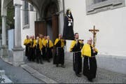 Die barmherzigen Brüder vor der Pfarrkirche St. Martin in Altdorf (Bild: PD)