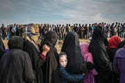 Das Bild aus der irakischen Stadt Mossul zeigt Zivilisten, die für die Verteilung von Hilfsgütern anstehen. (Bild: Ivor Prickett/EPA (Mossul, 15. März 2017))