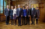Das offizielle Bundesratsbild 2014 (von links): Johann Schneider-Ammann, Eveline Widmer-Schlumpf, Simonetta Sommaruga, Bundespraesident Didier Burkhalter, Doris Leuthard, Ueli Maurer, Alain Berset und Bundeskanzlerin Corina Casanova. (Bild: Bundeskanzlei/Dominic Büttner)