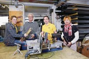 Das alte und neue Führungsteam der Firma Rapp in der Firmenwerkstatt in Oberägeri (v. l. n. r.): Linda Rapp, Vater Rainer, Clemens Schuler und Mutter Isabella Rapp. Rainer Rapp übergibt symbolisch eine goldene Rohrzange an seine Tochter, die den Betrieb per 1. Januar 2018 übernehmen wird. (Bild: Werner Schelbert (13. Dezember 2017))