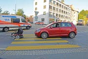 Die Unfallszenerie, nachdem die Sanität den verletzten Rollstuhlfahrer geborgen hat. (Bild: PD/Luzerner Polizei)