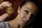 Eine Frau zeigt ein 20er-Goldvreneli. (Bild: Chris Iseli / Neue LZ)