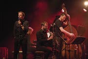Pirmin Huber (rechts) und zwei Vertreter seines Ländlerorchesters. (Bild: Corinne Glanzmann (Stans, 25. April 2017))