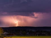 Blitze zucken in der Nähe von Jena (Thüringen) vom Himmel. Ein heftiges Gewitter beendete die sehr warmen Tage. (2. April 2017) (Bild: Keystone)