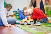 Waren Krippenplätze früher Mangelware, können Eltern heute oft aussuchen, wohin sie ihre Kinder schicken wollen. Im Bild: die Kindertagesstätte Small Foot in Luzern. (Bild Manuela Jans-Koch)