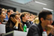 Der Schweizer Studierenden-Verband hat sich eingeschaltet und kritisiert die Finanzierung der neuen Wirtschaftsfakultät. Im Bild: Studenten im Hörsaal der Uni Luzern. (Bild: Corinne Glanzmann / Neue LZ)
