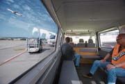 Die Polizei fährt einen Mann, der ausgeschafft werden soll, zum Flugzeug. (Bild: Gaetan Bally/Keystone (Kloten, 23. August 2006))