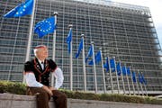 Passt der Schweizer zur EU? Die Neue Europäische Bewegung Schweiz will Herr und Frau Schweizer zumindest davon überzeugen. Doch die Bewegung hadert bereits damit, einen neuen Präsidenten zu stellen. (Bild: Keystone/Martin Ruetschi)