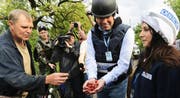 Der stellvertretende Chef der Beobachtermission der OSZE, Alexander Hug (Mitte), mit der Bevölkerung des Dorfes Zaitsevo in den Separatistengebieten der Ukraine. (Bild: Getty/Mikhail Sokolov)