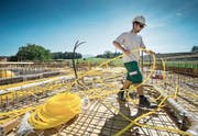 Nicht nur Strom: eine Baustelle in Rathausen mit einem Elektroinstallateur der CKW. (Bild: Pius Amrein (27. August 2015))