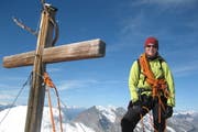 EIne Urner Bergführerin mit Gipfelkreuz. (Symbolbild PD)